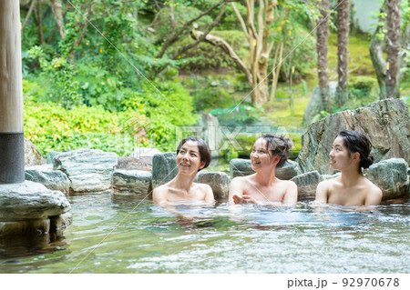 温泉 露天風呂 女子旅 温泉 露天風呂 女子旅 92970678