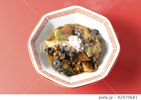八角形の中華皿に盛り付けられた熱々麻婆茄子を俯瞰で撮影 92970681
