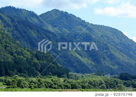 里山の稜線、爼倉山の頂上にはテレビ中継塔　福島県只見町 92970746