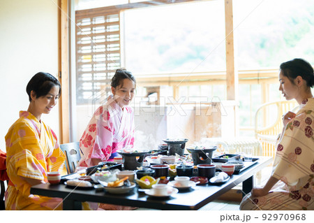 温泉旅行　食事　女子旅 92970968