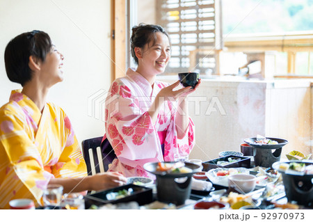 温泉旅行　食事　女子旅 92970973