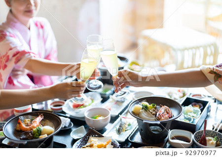 温泉旅行　食事　女子旅 92970977