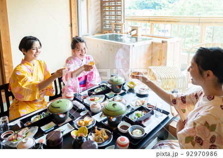 温泉旅行　食事　女子旅 92970986