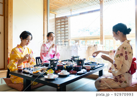 温泉旅行　食事　女子旅 92970993