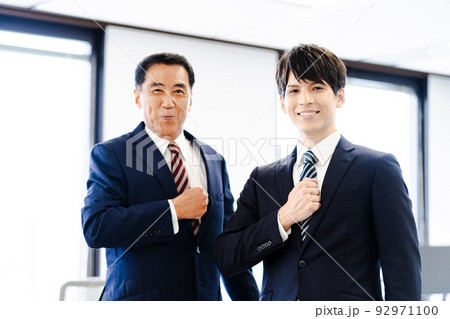 2人の男性ビジネスマン（シニア、上司、部下、社長、若手社員 92971100