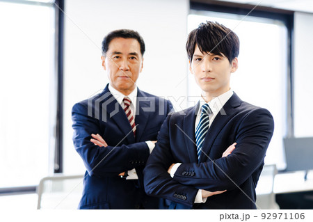 2人の男性ビジネスマン（シニア、上司、部下、社長、若手社員 92971106