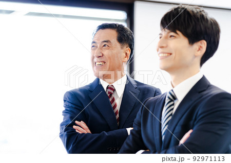 2人の男性ビジネスマン(シニア、上司、部下、社長、若手社員 2人の男性ビジネスマン(シニア、上司、部下、社長、若手社員 92971113