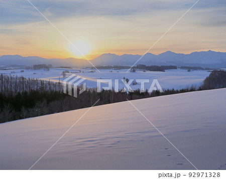 夜明けの冬景色 92971328