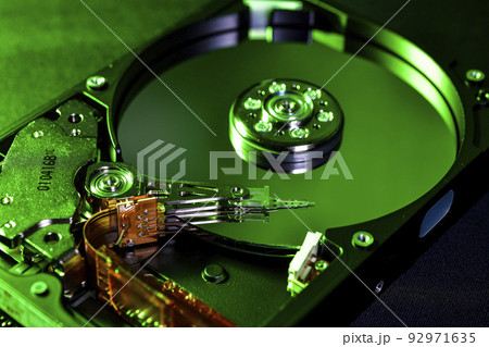 ハードディスク内部（緑） 92971635