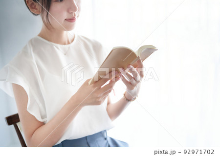 室内で本を読む女性 室内で本を読む女性 92971702