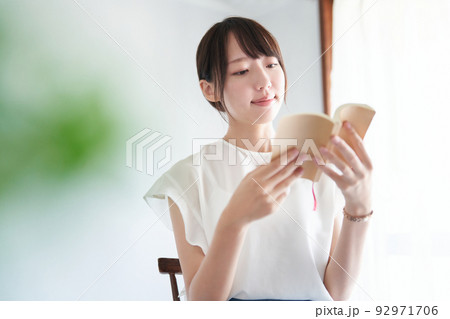 室内で本を読む女性 92971706