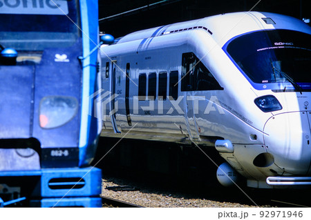 博多駅で並ぶ特急「ソニック」（JR九州　883系＆885系） 92971946
