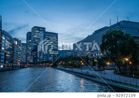 夕暮れどきの大阪中之島のビル街 92972139