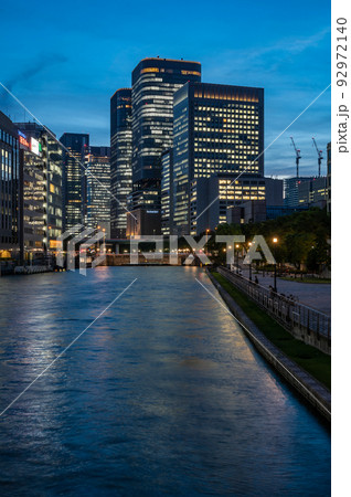 夕暮れどきの大阪中之島のビル街 92972140