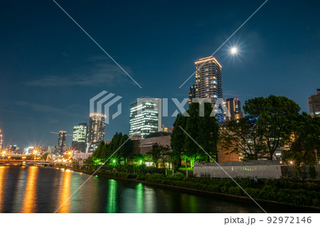 夜の中之島公園と堂島川 92972146