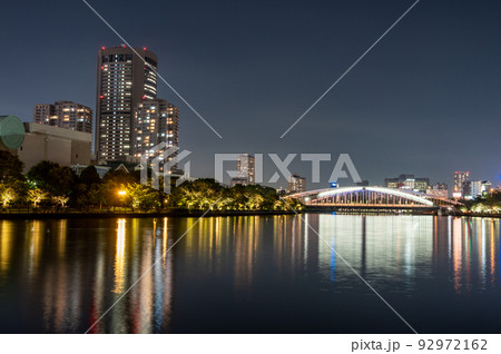 夜のOAPタワーとライトアップされた桜宮橋 92972162
