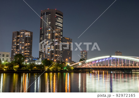 夜のOAPタワーとライトアップされた桜宮橋 92972165