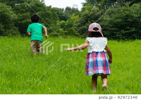 お兄ちゃんを追いかける幼い妹 92972340