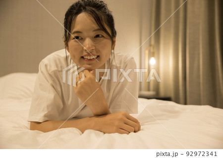 夜、寝室で寛ぐ若い女性 92972341