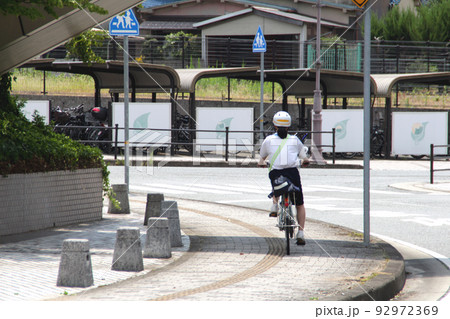 女子高生　自転車通学風景 田舎の女子高生の自転車通学風景の写真素材 [92972369] - PIXTA