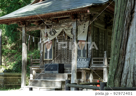 白虎隊ゆかりの地である飯盛山にある厳島神社拝殿 白虎隊ゆかりの地である飯盛山にある厳島神社拝殿 92972401