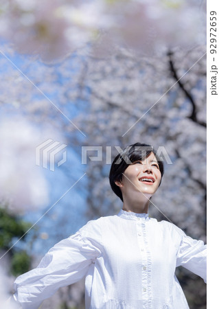 桜 女性 桜 女性 92972659