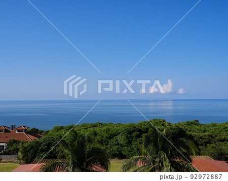 夏のラ・ティーダ西表リゾートからイリオモテブルーの海の眺望 92972887