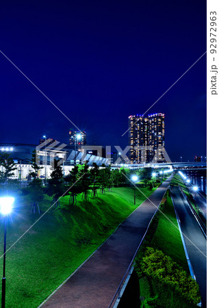 東京 豊洲市場及び付近の高層マンション群の夜景 東京 豊洲市場及び付近の高層マンション群の夜景 92972963