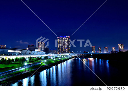 東京　豊洲市場及び付近の高層マンション群の夜景 92972980