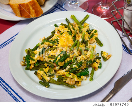 Scrambled eggs with green garlic and prawns Scrambled eggs with green garlic and prawns 92973749