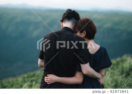 支え合う男女 支え合う男女 92973841