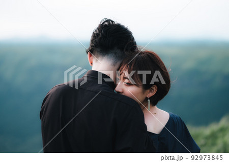 支え合う男女 92973845