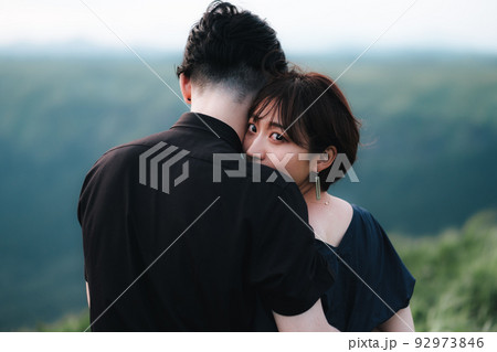 支え合う男女 92973846