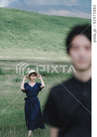 大自然のなかの男女 大自然のなかの男女 92973882
