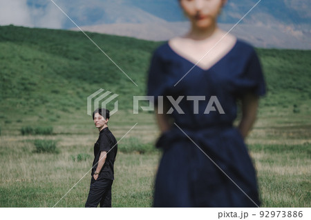 大自然のなかの男女 92973886