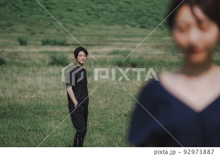 大自然のなかの男女 大自然のなかの男女 92973887
