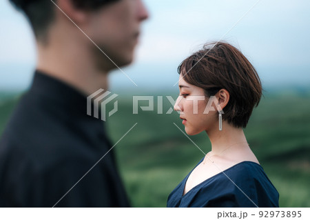 大自然のなかの男女 大自然のなかの男女 92973895