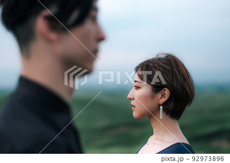 大自然のなかの男女 大自然のなかの男女 92973896