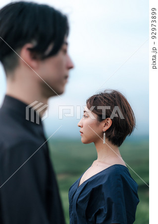 大自然のなかの男女 大自然のなかの男女 92973899