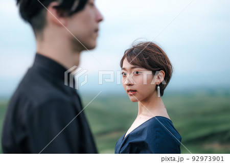 大自然のなかの男女 92973901