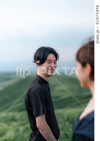 大自然のなかの男女 92973946