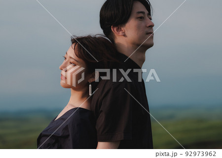 自然の中で背中合わせの男女 自然の中で背中合わせの男女 92973962