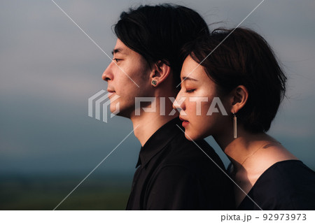 真っ直ぐ前を見つめる男女 真っ直ぐ前を見つめる男女 92973973