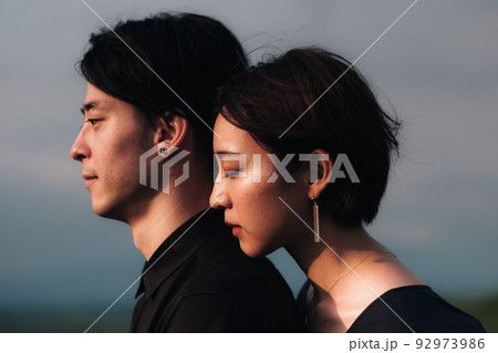 真っ直ぐ前を見つめる男女 92973986
