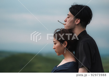 遠くを見つめる男女 92973988