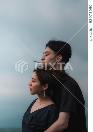 遠くを見つめる男女 92973990