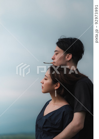 遠くを見つめる男女 92973991