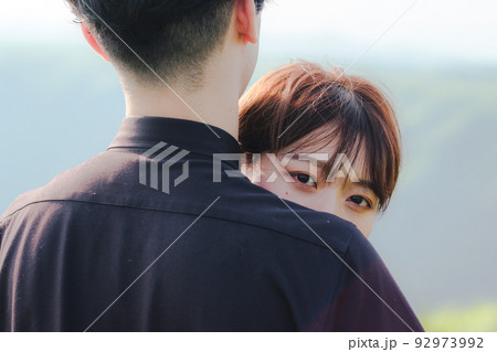 ハグする男女 92973992