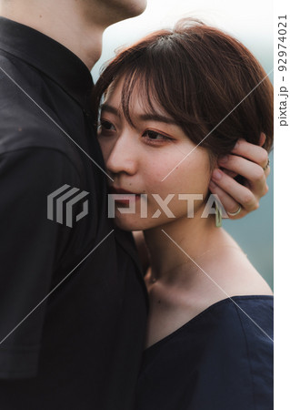 ハグする男女 92974021