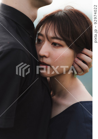 ハグする男女 92974022